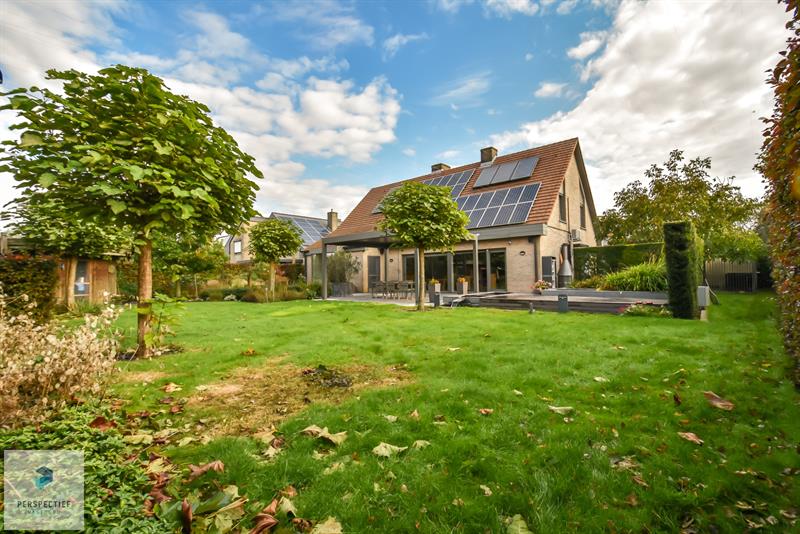 IN OPTIE / RESIDENTIEEL GELEGEN TIJDLOZE VILLA met PRACHTIGE TUIN & VIJVER