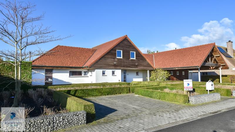 GOED GELEGEN EXCLUSIEVE 4 SLPK VILLA met BIJGEBOUW en MOOIE TUIN op 1526m²