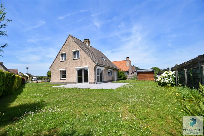 RUIME alleenstaande woning met 3 SLPKS, garage en mooie tuin - 2