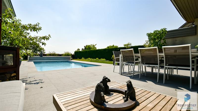 | IN OPTIE - COMPROMIS IN OPMAAK | Kwalitatief afgewerkte villa met zwembad op een perceel van 1250m².