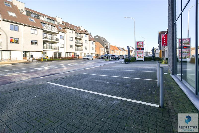 Handelspand met parkings in commercieel centrum van Beernem - 14
