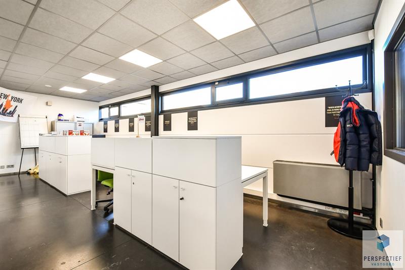Uiterst goed gelegen polyvalente bedrijfsgebouw met 11 kantoorruimtes en een bruikbare vloeroppervlakte van 685m² - 11