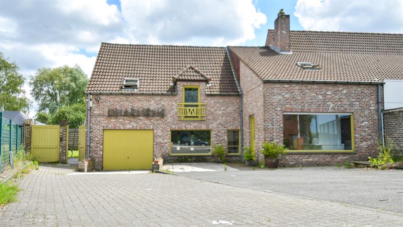 | IN OPTIE  - COMPROMIS IN OPMAAK | Ruim polyvalent pand bestaande uit winkel en woonst op strategische ligging - 1