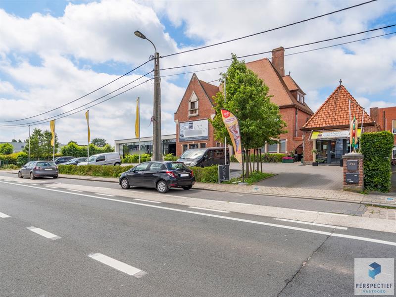 2 handelsruimtes + appartement met mogelijkheden op een strategische ligging te Roeselare - 1