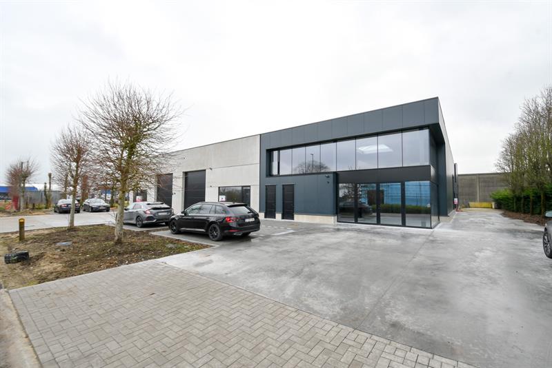 | IN OPTIE | Grote loods (326 m²) te huur in het industriepark SCHATTING te Zedelgem - UNIT D - 1