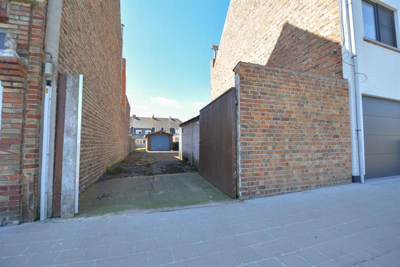 | IN OPTIE NA 5 WEKEN - COMPROMIS IN OPMAAK | Rustig gelegen TE RENOVEREN woning met 3 SLPKS en met tuin en garage - 5