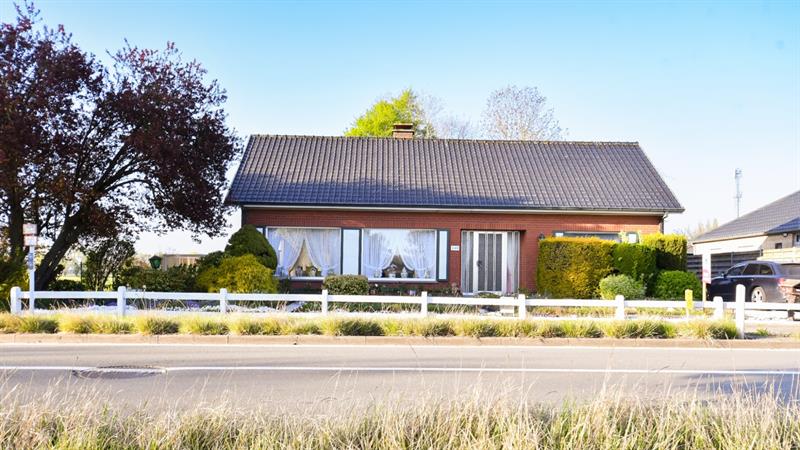 | IN OPTIE NA 6 WEKEN- COMPROMIS IN OPMAAK | Verrassend RUIME vrijstaande gelijkvloerse woning met West-georiënteerde tuin en LANDELIJK OPEN ZICHT