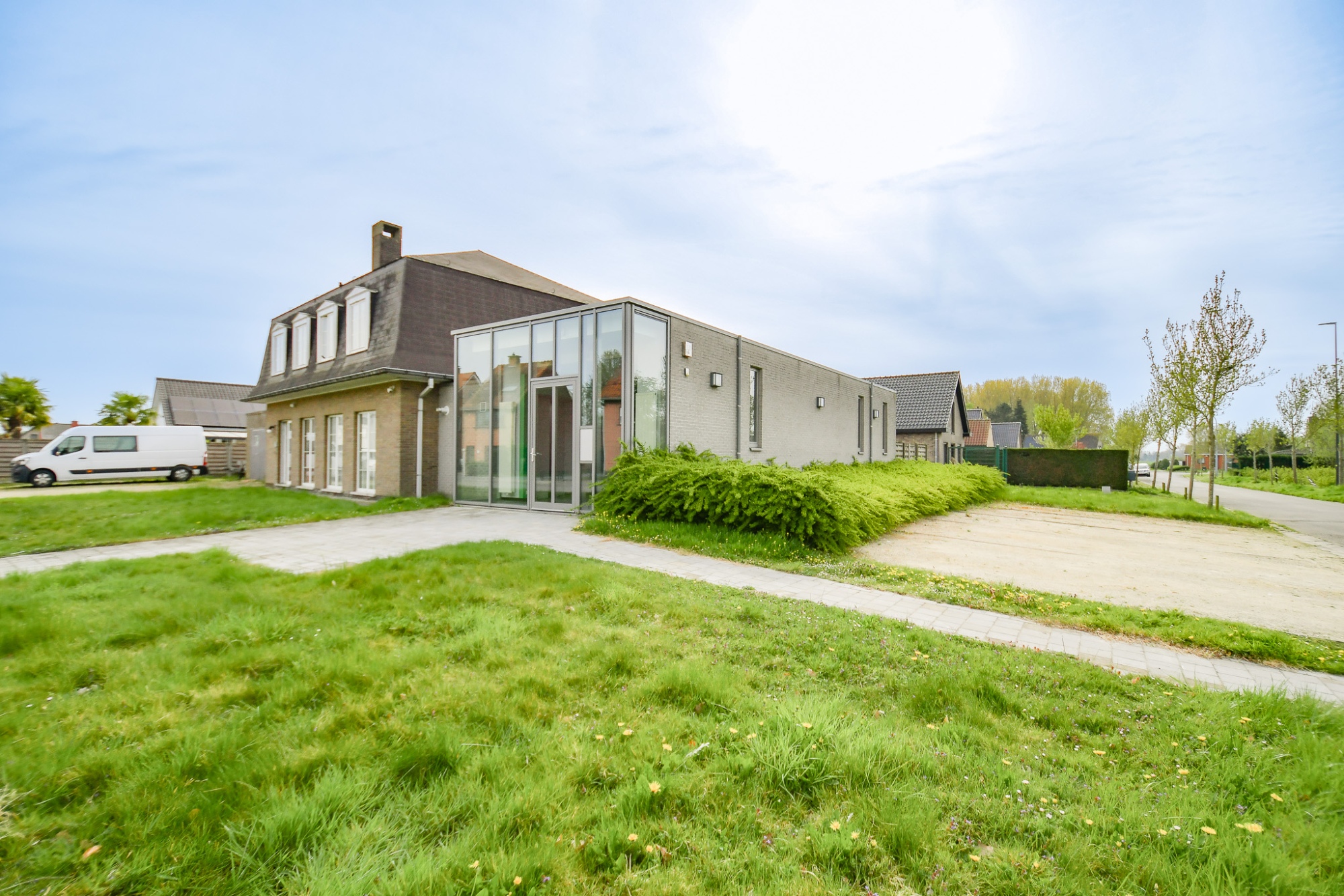 RUIME woning met handelsruimte in het centrum van Bellem