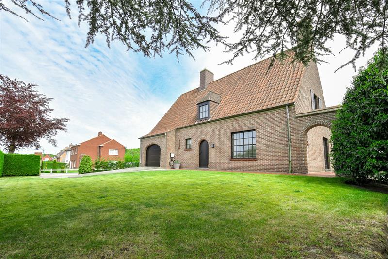 IN EEN GROENE OMGEVING GELEGEN CHARMANTE VILLA met GARAGE & TUIN - 1