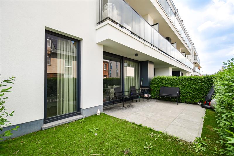 RUIM APPARTEMENT met 2 SLPK & tuin/terras