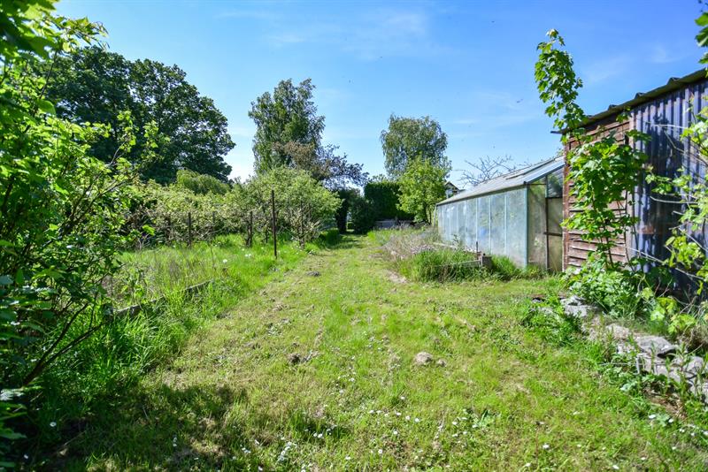 Woning en bungalow met prachtige idyllische tuin en uitweg op 2034 m² - 23