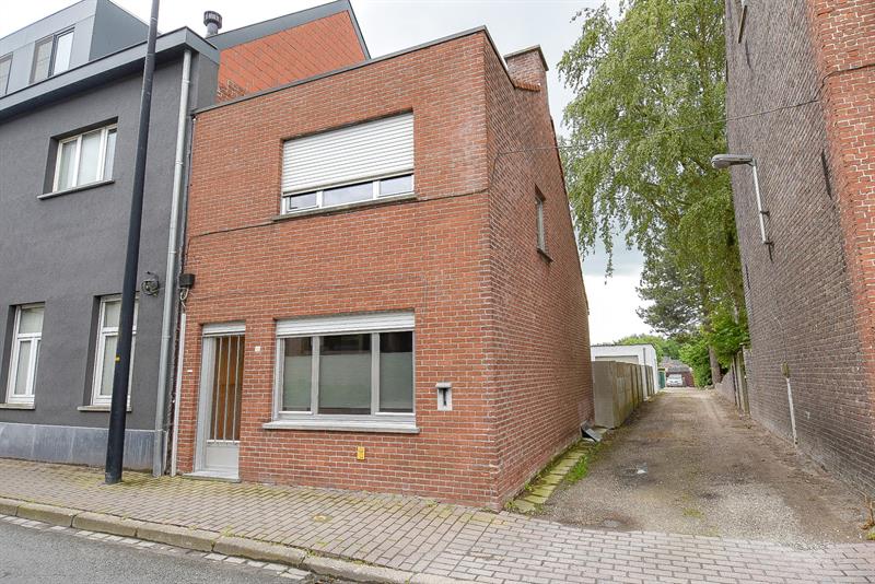 | VERKOCHT IN 6 DAGEN - COMPROMIS IN OPMAAK| Te vernieuwen 3 slpk woning met tuin en garage in centrum Knesselare