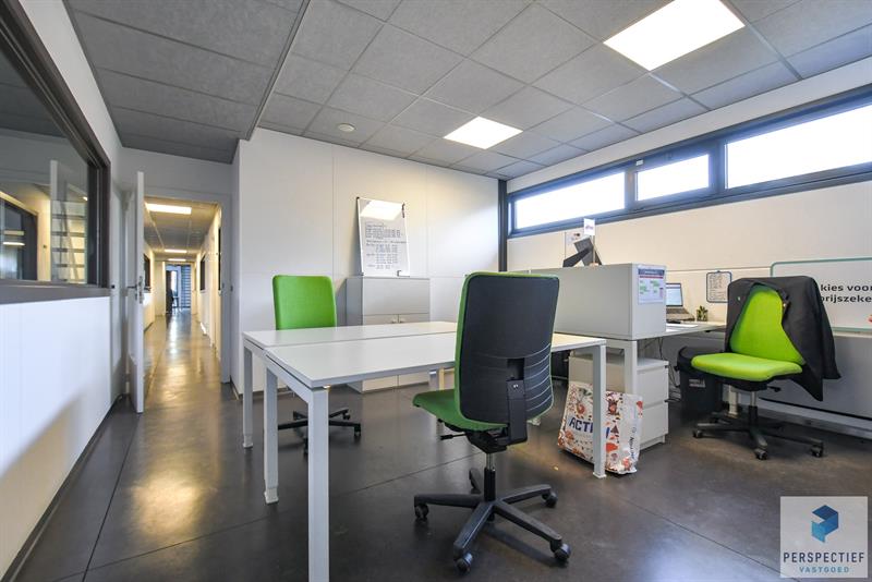 Uiterst goed gelegen polyvalente bedrijfsgebouw met 11 kantoorruimtes en een bruikbare vloeroppervlakte van 685m² - 8