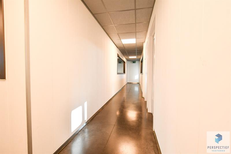 Uiterst goed gelegen polyvalente bedrijfsgebouw met 11 kantoorruimtes en een bruikbare vloeroppervlakte van 685m² - 9