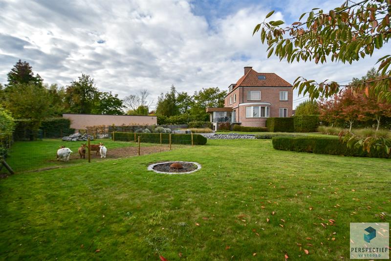 Karaktervolle villa met 5 slpk en atelier op 2291m² te Rollegem - 2