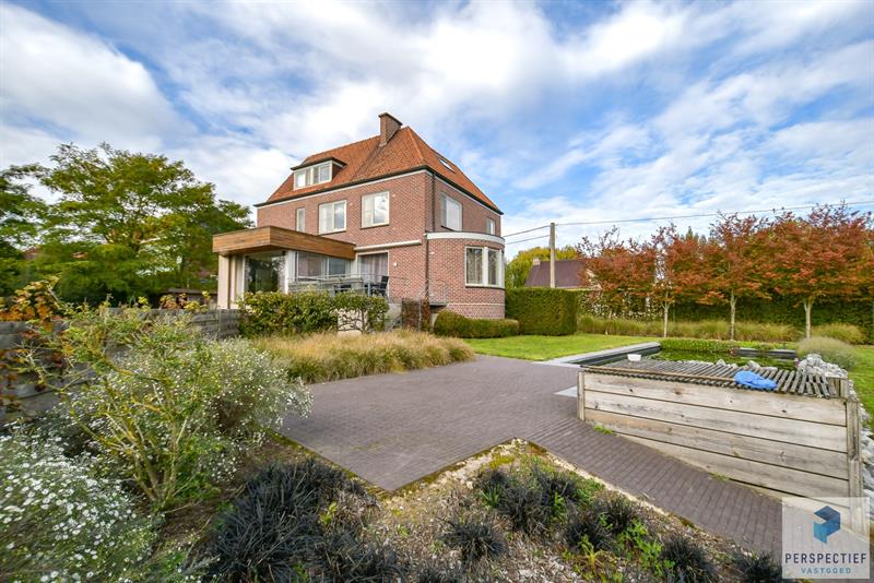 IN OPTIE - COMPROMIS IN OPMAAK | Karaktervolle villa met 5 slpk en atelier op 2291m² te Rollegem