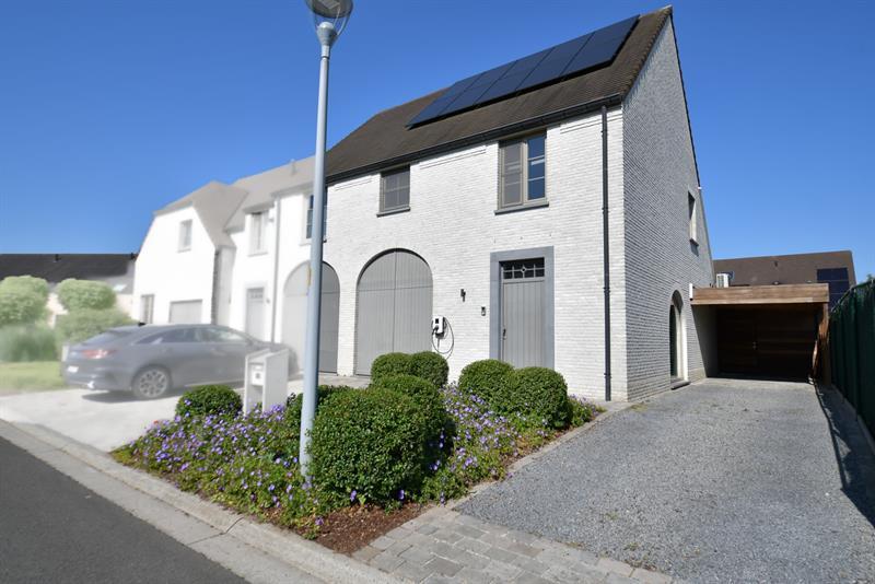 VERKOCHT OP DE 1STE OPEN HUISDAG | Recente 4 slpk woning met tuin, garage en carport op rustige locatie