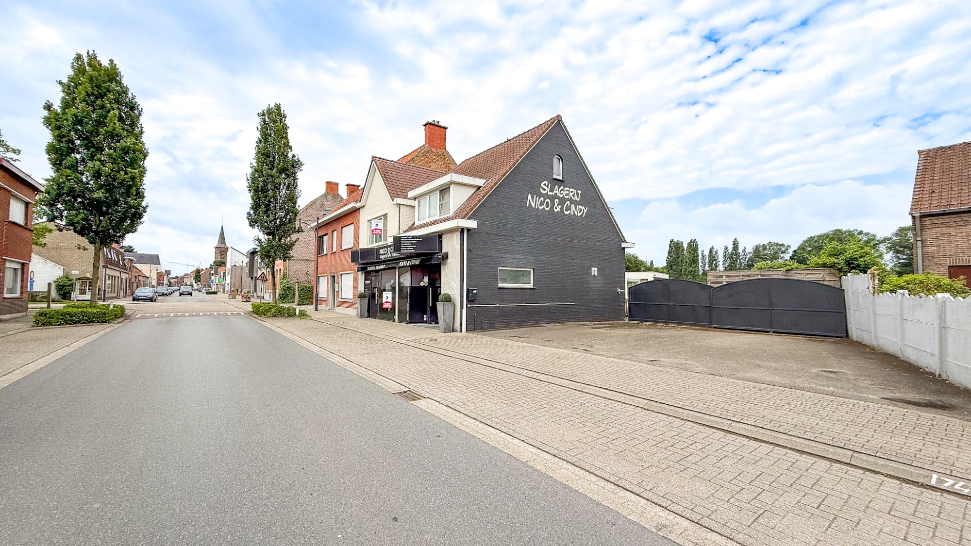 Ruim polyvalent handelspand met 4 slpk, WINKELRUIMTE, WONING en PARKING vooraan.