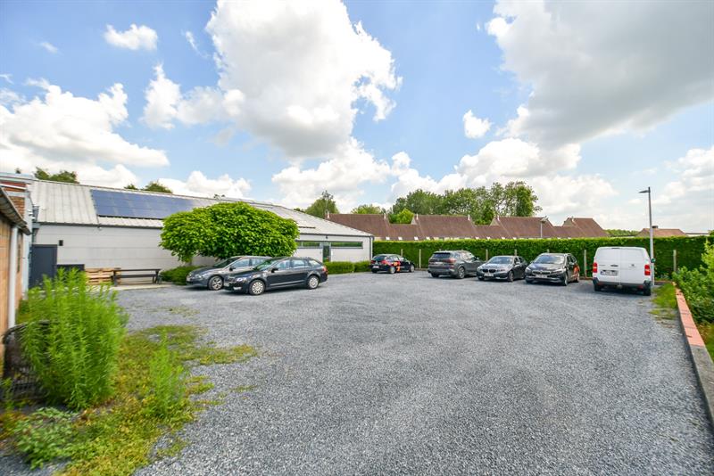 BEDRIJFSGEBOUW met PRIVE PARKING (min.15 wagens) - 11 KANTOORRUIMTES - BRUIKBARE OPP 685m² - 3