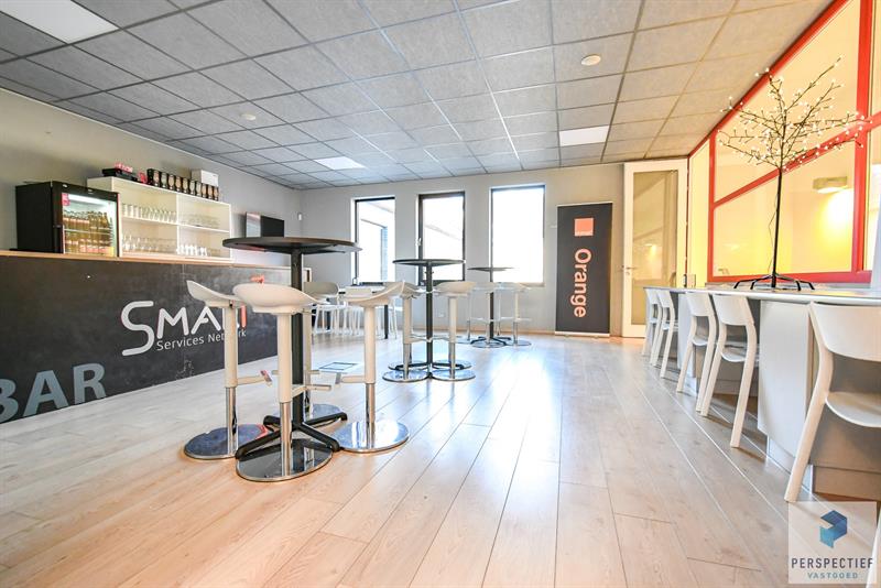 BEDRIJFSGEBOUW met PRIVE PARKING (min.15 wagens) - 11 KANTOORRUIMTES - BRUIKBARE OPP 685m² - 4