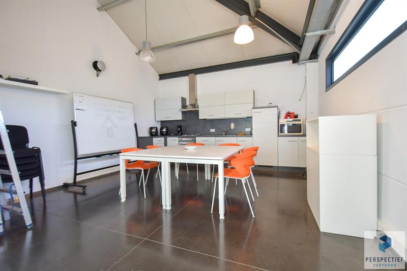 BEDRIJFSGEBOUW met PRIVE PARKING (min.15 wagens) - 11 KANTOORRUIMTES - BRUIKBARE OPP 685m² - 6