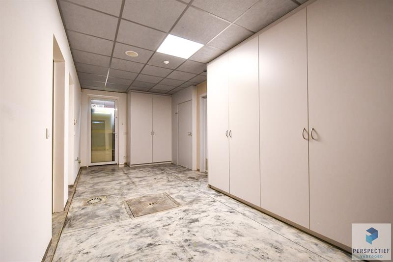 BEDRIJFSGEBOUW met PRIVE PARKING (min.15 wagens) - 11 KANTOORRUIMTES - BRUIKBARE OPP 685m² - 15