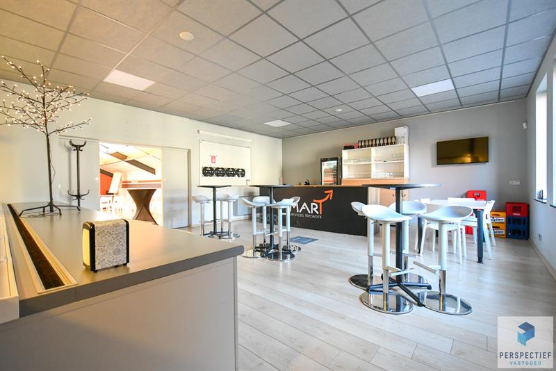 BEDRIJFSGEBOUW met PRIVE PARKING (min.15 wagens) - 11 KANTOORRUIMTES - BRUIKBARE OPP 685m² - 22