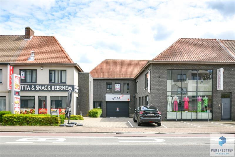 BEDRIJFSGEBOUW met PRIVE PARKING (min.15 wagens) - 11 KANTOORRUIMTES - BRUIKBARE OPP 685m² - 26