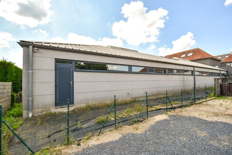 BEDRIJFSGEBOUW met PRIVE PARKING (min.15 wagens) - 11 KANTOORRUIMTES - BRUIKBARE OPP 685m² - 29