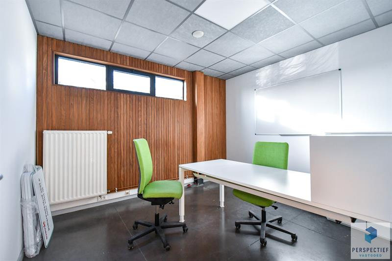 BEDRIJFSGEBOUW met PRIVE PARKING (min.15 wagens) - 11 KANTOORRUIMTES - BRUIKBARE OPP 685m² - 19
