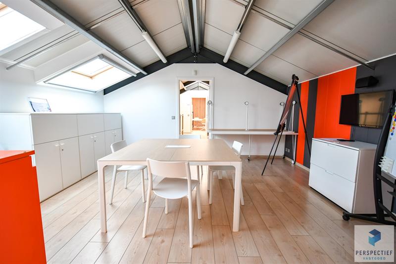 BEDRIJFSGEBOUW met PRIVE PARKING (min.15 wagens) - 11 KANTOORRUIMTES - BRUIKBARE OPP 685m² - 26