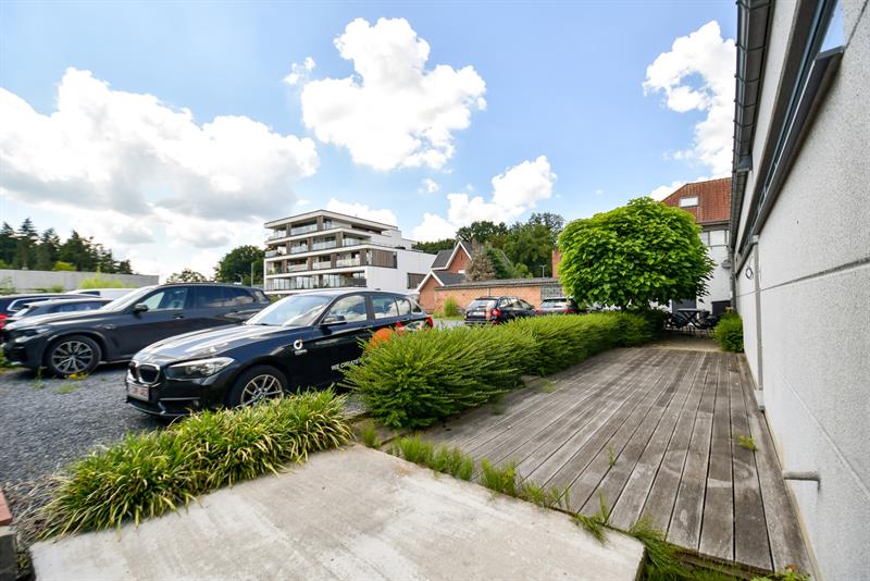 BEDRIJFSGEBOUW met PRIVE PARKING (min.15 wagens) - 11 KANTOORRUIMTES - BRUIKBARE OPP 685m² - 28