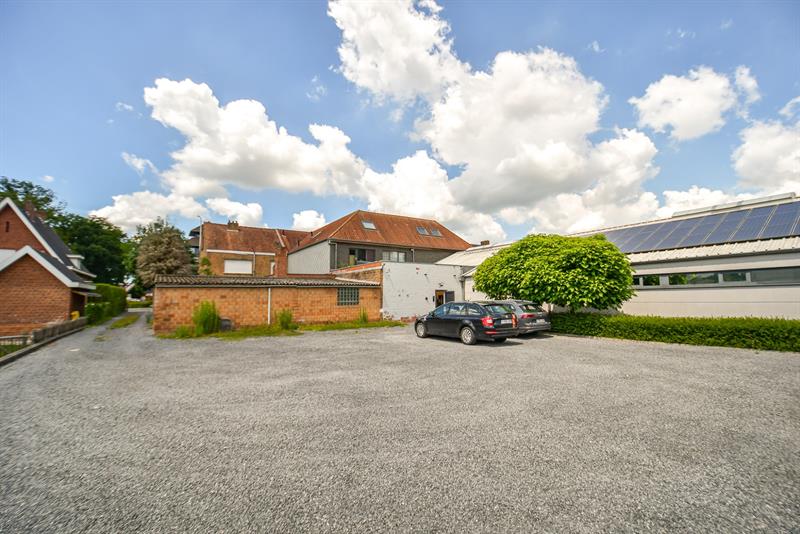 BEDRIJFSGEBOUW met PRIVE PARKING (min.15 wagens) - 11 KANTOORRUIMTES - BRUIKBARE OPP 685m² - 2