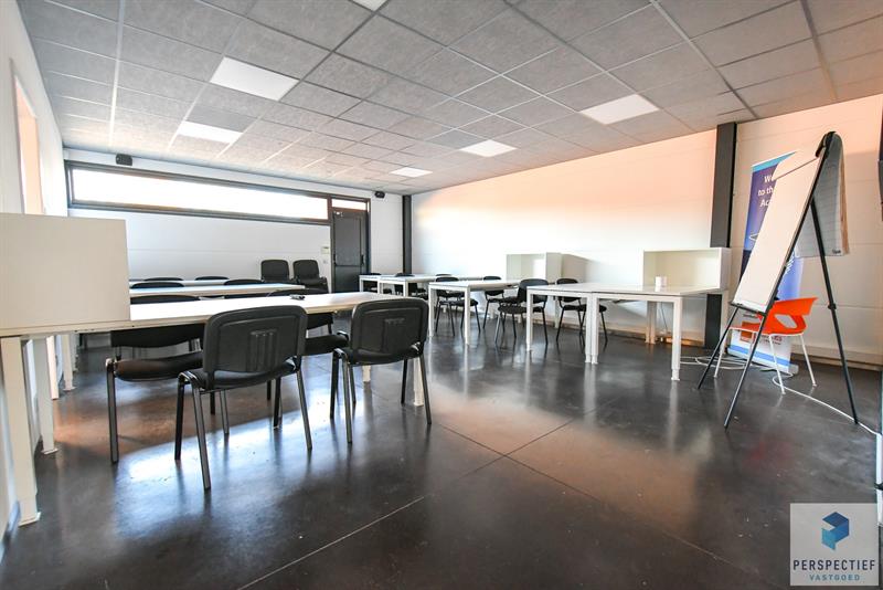 BEDRIJFSGEBOUW met PRIVE PARKING (min.15 wagens) - 11 KANTOORRUIMTES - BRUIKBARE OPP 685m² - 7