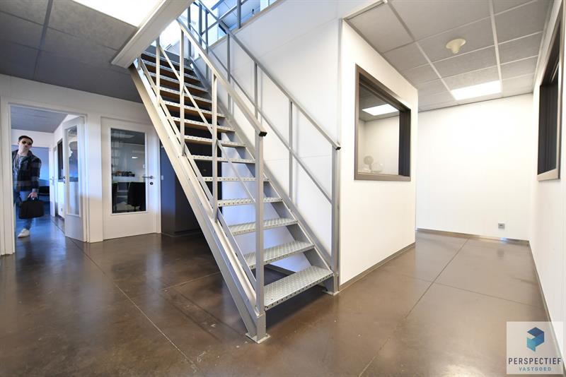 BEDRIJFSGEBOUW met PRIVE PARKING (min.15 wagens) - 11 KANTOORRUIMTES - BRUIKBARE OPP 685m² - 10
