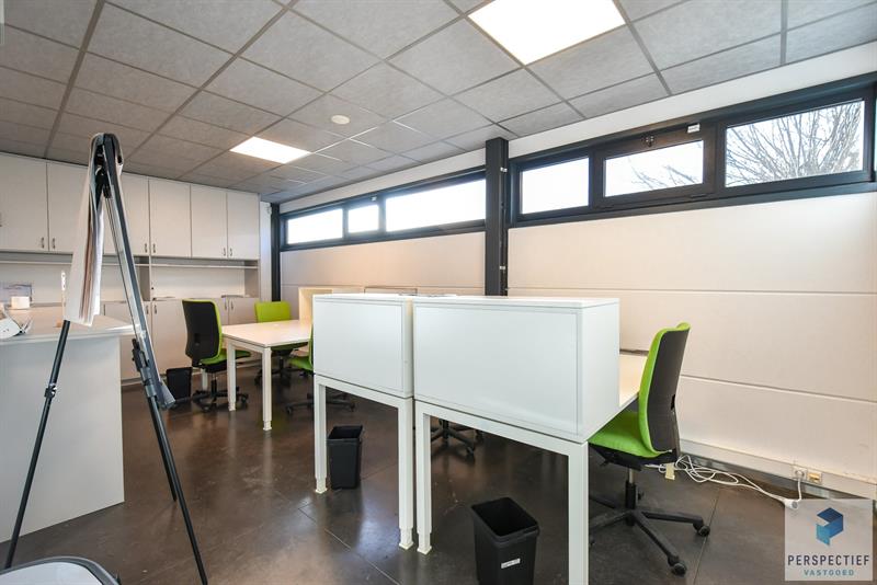 BEDRIJFSGEBOUW met PRIVE PARKING (min.15 wagens) - 11 KANTOORRUIMTES - BRUIKBARE OPP 685m² - 18