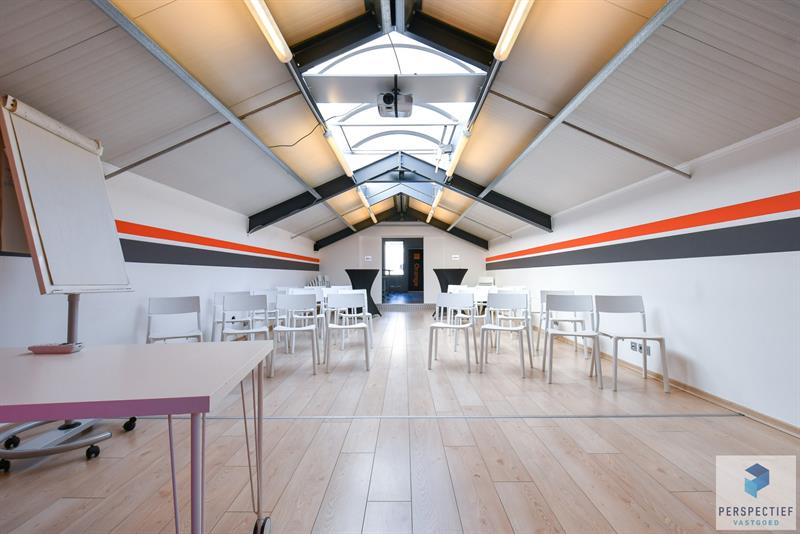 BEDRIJFSGEBOUW met PRIVE PARKING (min.15 wagens) - 11 KANTOORRUIMTES - BRUIKBARE OPP 685m² - 21