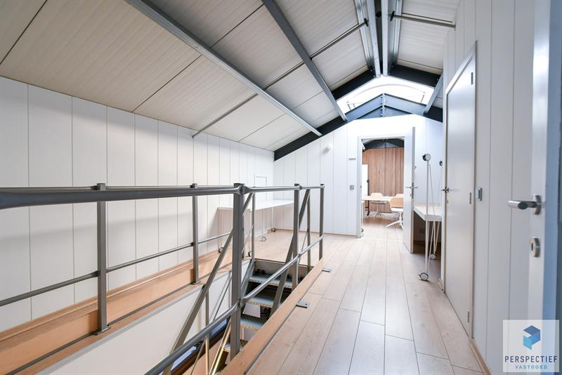BEDRIJFSGEBOUW met PRIVE PARKING (min.15 wagens) - 11 KANTOORRUIMTES - BRUIKBARE OPP 685m² - 25