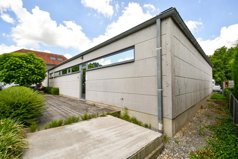 BEDRIJFSGEBOUW met PRIVE PARKING (min.15 wagens) - 11 KANTOORRUIMTES - BRUIKBARE OPP 685m² - 28