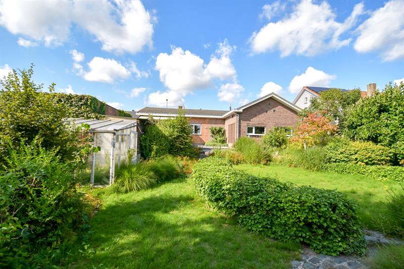 Verrassend RUIME vrijstaande gelijkvloerse woning met West-georiënteerde grote tuin - 1