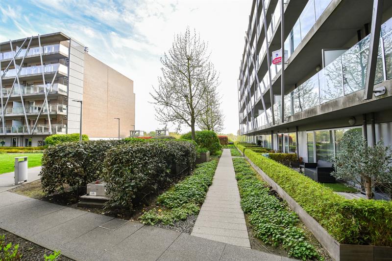 Instapklaar appartement met 2 SLPKS naast het station van Brugge - 14