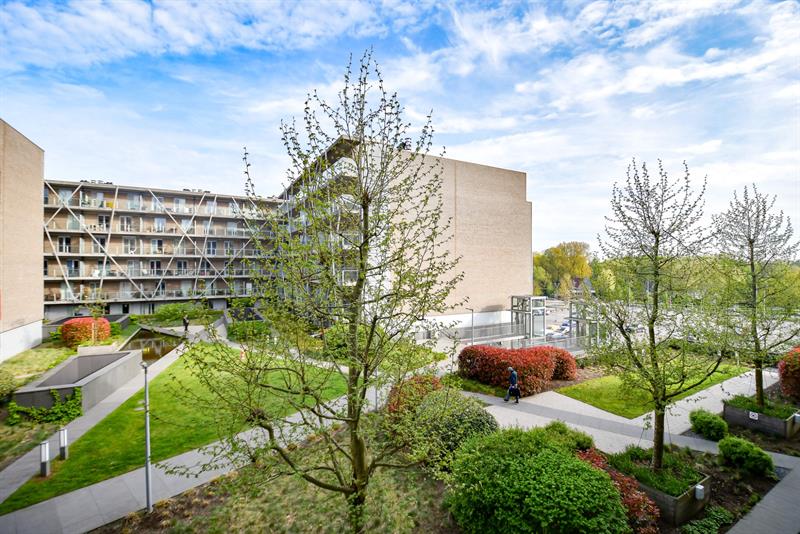 IN OPTIE | COMPROMIS IN OPMAAK | Instapklaar appartement met 2 SLPKS naast het station van Brugge