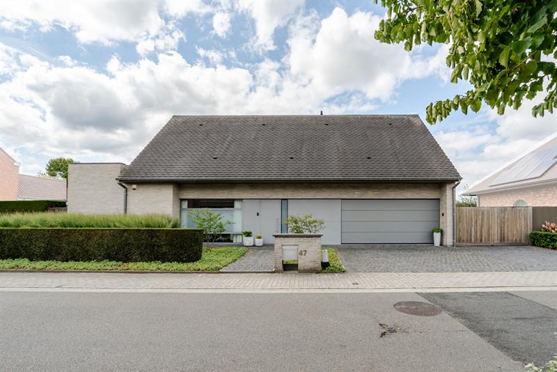 VERKOCHT IN 2 WEKEN! | Eigentijdse high end villa met tuin, ruim terras & dubbele garage