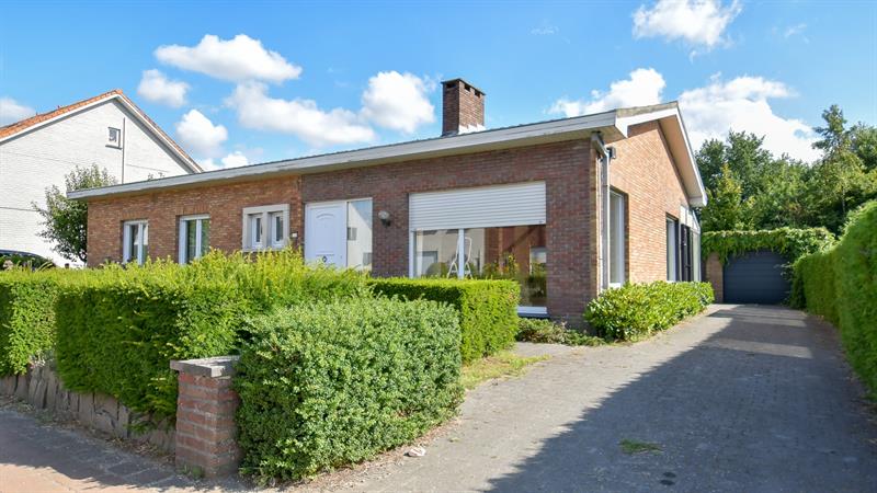 VERKOCHT IN 5 WEKEN! | Verrassend RUIME vrijstaande gelijkvloerse woning met Zuid-georiënteerde grote tuin