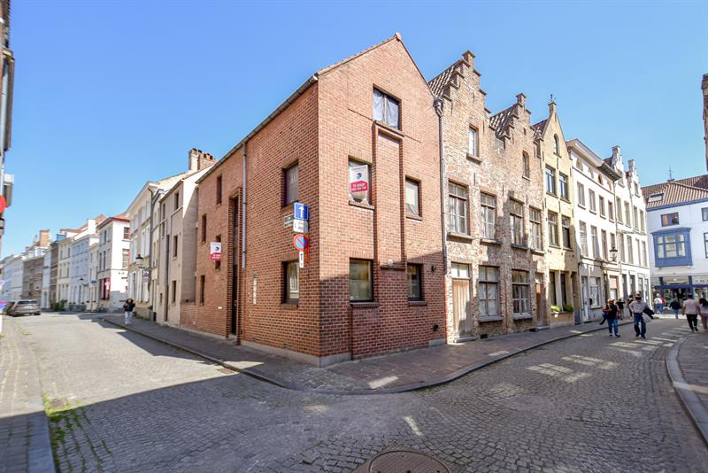 Ruime lichtrijke hoekwoning met 4 slpk en stadskoer - 1