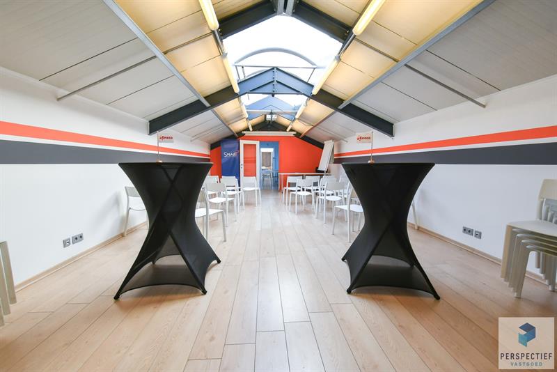 | IN OPTIE - COMPROMIS IN OPMAAK | BEDRIJFSGEBOUW met PRIVE PARKING (min.15 wagens) - 11 KANTOORRUIMTES - BRUIKBARE OPP 685m² - 25