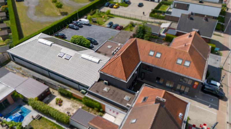 | IN OPTIE - COMPROMIS IN OPMAAK | BEDRIJFSGEBOUW met PRIVE PARKING (min.15 wagens) - 11 KANTOORRUIMTES - BRUIKBARE OPP 685m² - 1