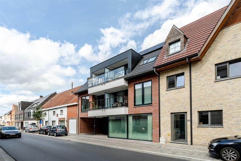 Groot (140m²) gelijkvloers appartement met praktijkruimte, 2 (mog. 3) slaapkamers en ruim terras/koer - 1