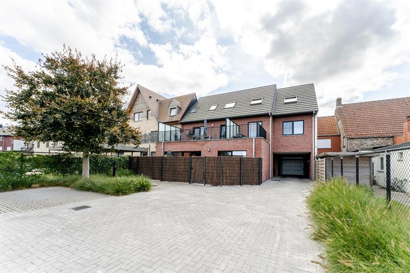 Groot (140m²) gelijkvloers appartement met praktijkruimte, 2 (mog. 3) slaapkamers en ruim terras/koer - 2