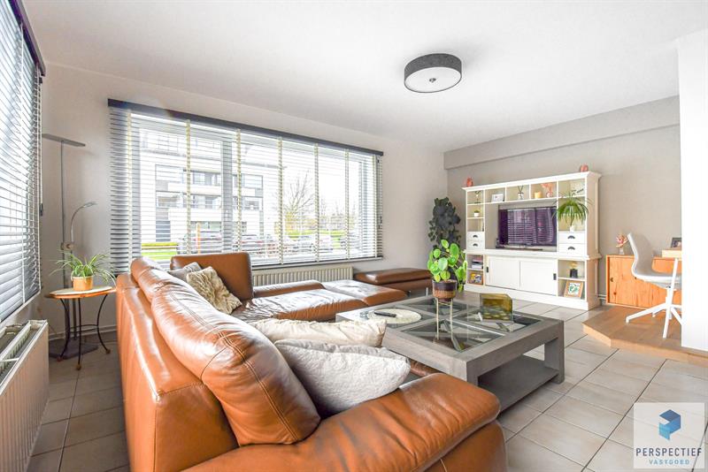 IN OPTIE - COMPROMIS IN OPMAAK | Groot gelijkvloers hoekappartement (136 m²) met 3 slaapkamers, tuin en 2 terrassen